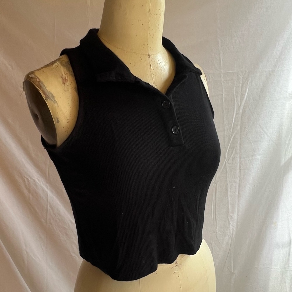 Black ribbed collared crop top